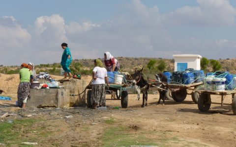 TN - Women washing and taking water home in the upper Merguellil catchment